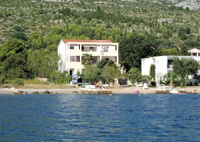 - Paklenica Riviera 6833 * Селине